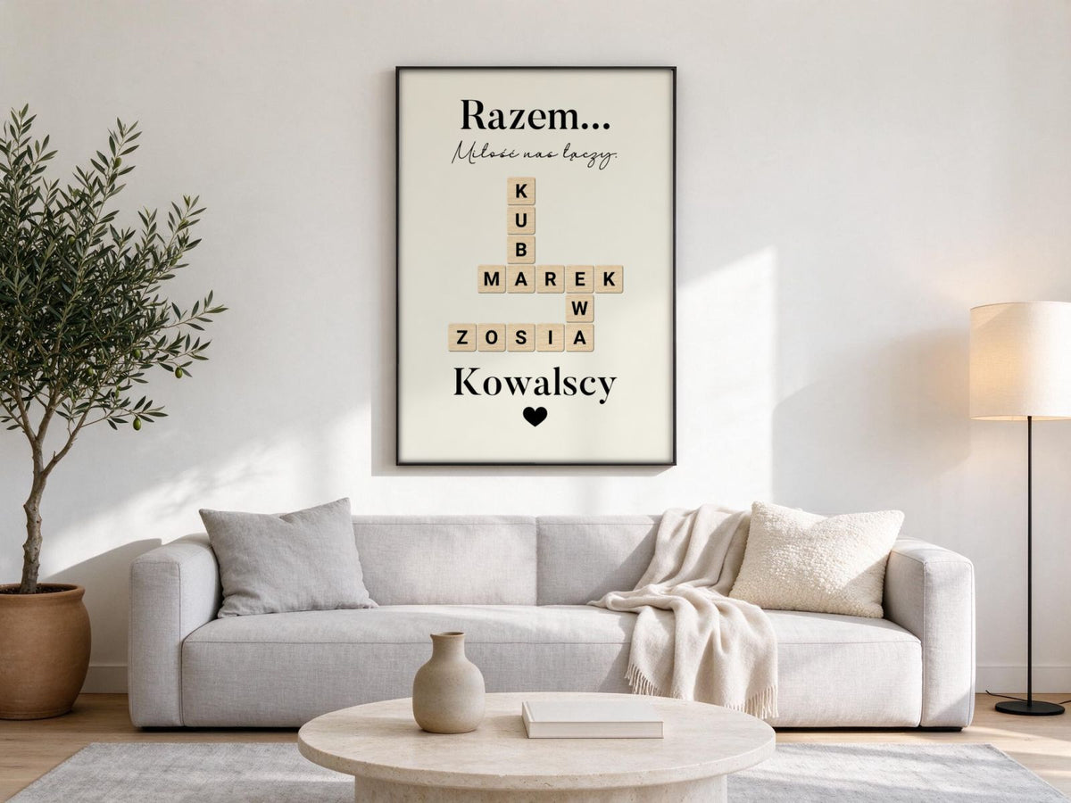 Dekoracje ścienne do salonu: plakat Razem… z imionami rodziny w czarnej ramie nad jasnoszarą kanapą
