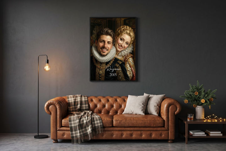 Prezent dla mężczyzny na święta: Portret królewski pary w czarnej ramie nad skórzaną kanapą w salonie w stylu loft