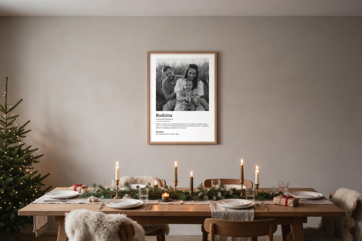 Prezent dla rodziców na święta: plakat Rodzina z rodzinnym zdjęciem i definicją nad odświętnie nakrytym stołem