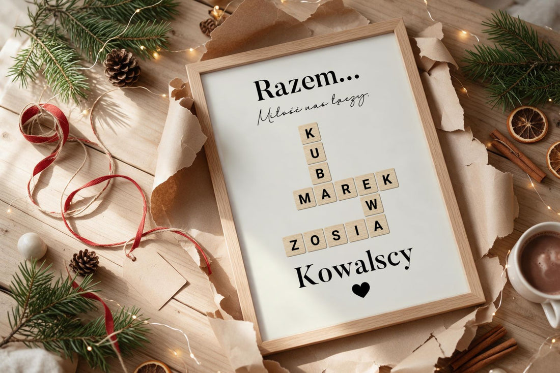 Prezent na święta: rozpakowany plakat Razem… z imionami rodziny w drewnianej ramie wśród gałązek jodły i papieru do pakowania
