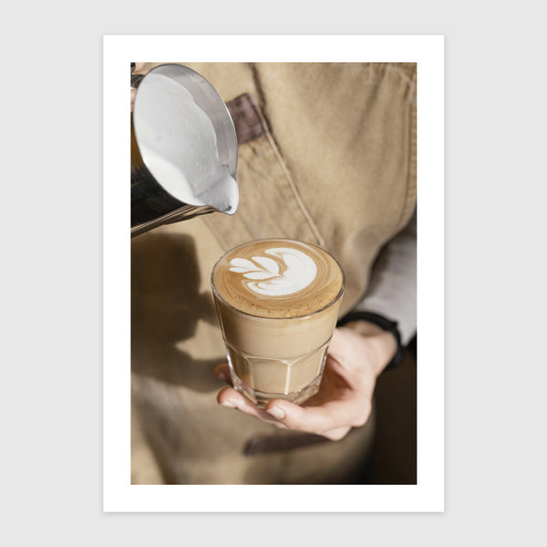 Barista kávét díszít tejjel